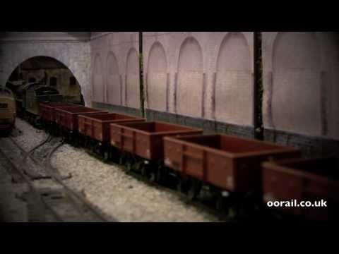 13 ton High Sided Open Wagons in BR Bauxite by Bachmann (OO Gauge)