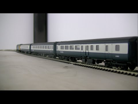 British Rail Mk2E coaches in Inter-City livery by Hornby